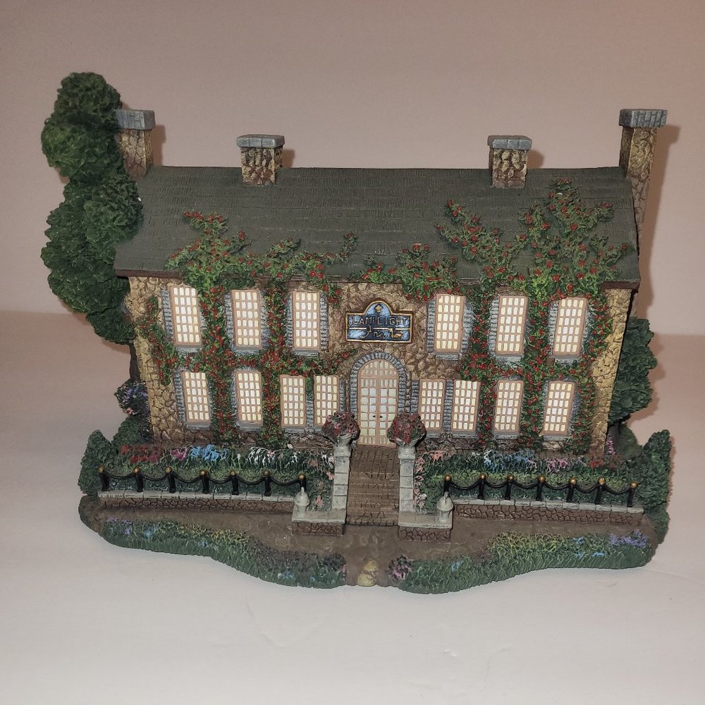 Hawthorne Village "Lamplight Inn" Thomas Kinkade Lamplight Village Collection